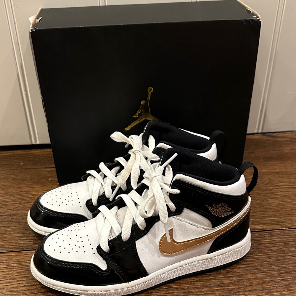 Hard to find! 
Nike Jordan 1 MID SE size 3Y
